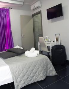 Łóżko lub łóżka w pokoju w obiekcie B&B Napoli Binario 1