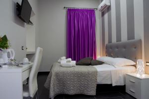 Łóżko lub łóżka w pokoju w obiekcie B&B Napoli Binario 1