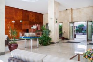 a lobby with a couch and a table with plants at New Estrelitzia Luxury Apartamen in Santa Cruz de Tenerife