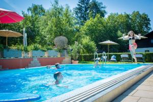 Basen w obiekcie Hotel Restaurant Thadeushof lub w pobliżu