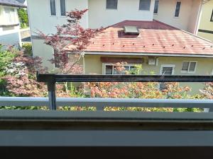 une maison avec un toit rouge offrant une vue depuis un balcon. dans l'établissement Jukichi Owada Residence, à Sendai