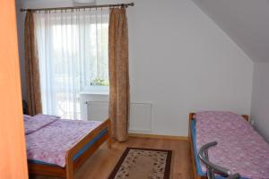 ウェバにあるBeMar Domki i Pokoje koło Łebyの小さなベッドルーム(ベッド1台、窓付)