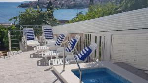 - un groupe de chaises longues et une piscine dans l'établissement Apartments Bilobrk, à Trogir