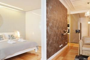 A bed or beds in a room at Chiado Luxury Experience - Checkinhome