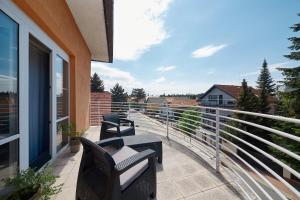 En balkong eller terrasse på Hotel Tulipan Pruhonice