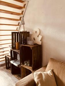 - un salon avec un canapé et un escalier dans l'établissement Unieke stadswoning voor 2 personen met Finse sauna, à Apeldoorn