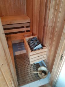 an overhead view of a sauna with two beds at Unieke stadswoning voor 2 personen met Finse sauna in Apeldoorn