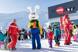 un grupo de personas de pie en la nieve con un disfraz de conejo en Panorama en Blatten bei Naters