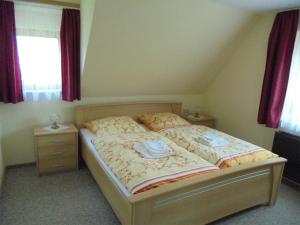 Ein Bett oder Betten in einem Zimmer der Unterkunft Ferienwohnung Hermsdorf im Erzgebirge ERZ 1101