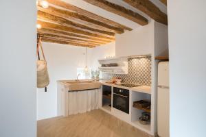 uma pequena cozinha com um lavatório e um fogão em Ses Voltes Sant Antoni em Ciutadella