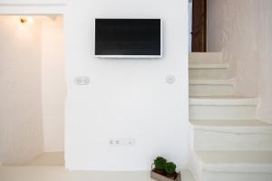 una escalera en una casa con TV en la pared en Ses Voltes Sant Antoni en Ciutadella