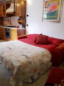 a bedroom with a large bed with a red blanket at Betty bu in Caspoggio