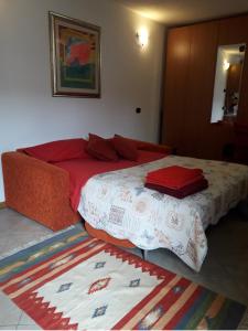 una camera con un letto con due cuscini sopra di Betty bu a Caspoggio
