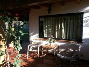 una veranda con sedie, tavolo e finestra di Tiny House a Cagliari