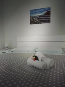 Una cama con un animal de peluche encima. en Agriturismo Masseria Pallanzano, en Otranto 91 fotos más