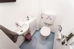 A bathroom at BpR Turquoise Simplicity Apartment