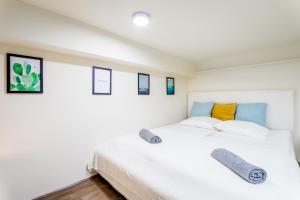 A bed or beds in a room at BpR Turquoise Simplicity Apartment