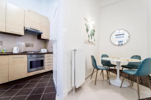 A kitchen or kitchenette at BpR Turquoise Simplicity Apartment