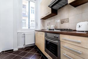 A kitchen or kitchenette at BpR Turquoise Simplicity Apartment
