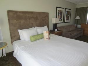 מיטה או מיטות בחדר ב-Surfer Beach Hotel