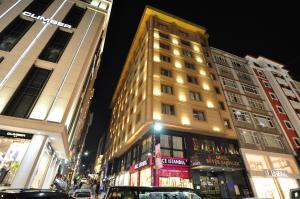 wysoki budynek na ulicy miejskiej w nocy w obiekcie Hotel Buyuk Sahinler w Stambule