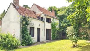 una vieja casa blanca con hiedra creciendo en ella en La Croix des Granges, en Montlouis-sur-Loire