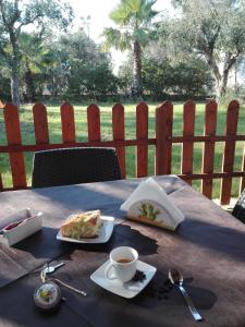 Una mesa con un plato de comida y una taza de café. en Agriturismo Masseria Pallanzano, en Otranto