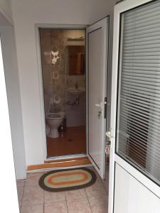 ドスパットにあるGuest House Shotaroviのバスルーム(トイレ、洗面台付)