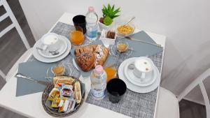 a table with breakfast foods and drinks on it at B&B a casa di PaPi in Lizzano