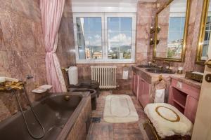 Un baño con bañera, inodoro y lavabo. en Luxury Stylish Penthouse, en Sarajevo