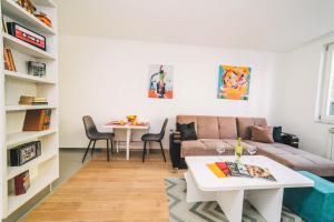uma sala de estar com um sofá e uma mesa em Modern 2BDR apartment-CATHEDRAL VIEW-BEST LOCATION em Sarajevo