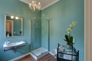 een badkamer met een glazen douche en een wastafel bij B&B La Contessa in Monfalcone