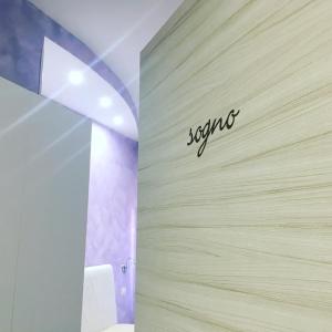 - une salle de bains pourvue d'un panneau mural dans l'établissement Dream & Relax, à Vieste