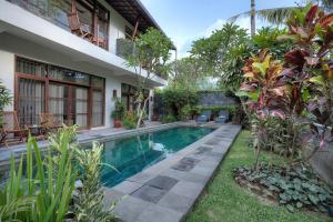una piscina en el patio trasero de una casa en The Studio, en Seminyak