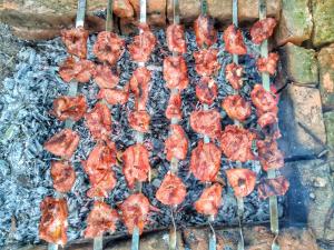 Un mucchio di spiedini di cibo che cuociono su una griglia. di Ana House a Makhinjauri