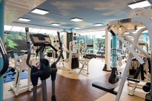 ein Fitnessstudio mit vielen Laufbändern und Maschinen in der Unterkunft Hotel Restaurant Florida in Studen