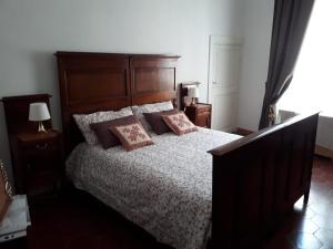 Un dormitorio con una cama grande con almohadas. en Da Vittoria en Anagni