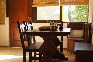 mesa de comedor con tetera en Acasi - Cabañas de Descanso en Agua de Oro