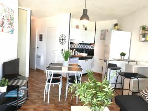Svetainės erdvė apgyvendinimo įstaigoje Exceptionnel ! Appartement vue imprenable sur mer.