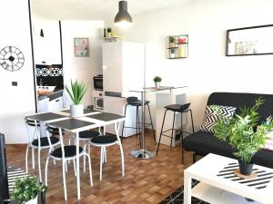Virtuvė arba virtuvėlė apgyvendinimo įstaigoje Exceptionnel ! Appartement vue imprenable sur mer.