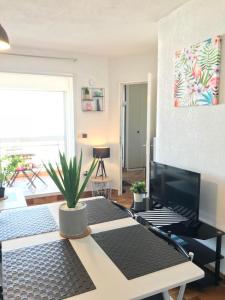 卡诺海滩Exceptionnel ! Appartement vue imprenable sur mer.的客厅里的一张桌子和一台笔记本电脑