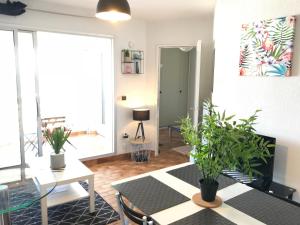Svetainės erdvė apgyvendinimo įstaigoje Exceptionnel ! Appartement vue imprenable sur mer.