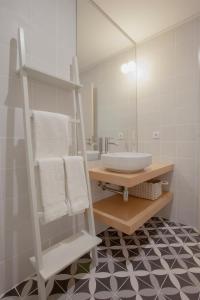 ポルトにあるLiiiving in Porto | Luxury Boutique Apartmentのバスルーム(洗面台、鏡付)