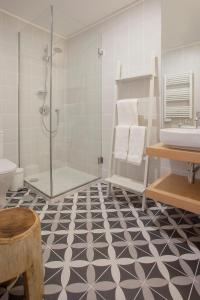 波多的住宿－Liiiving in Porto | Luxury Boutique Apartment，带淋浴、卫生间和盥洗盆的浴室