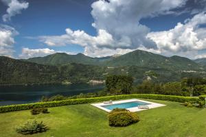 ペッテナスコにあるCalathea B&Bのプールと湖の景色を望む邸宅