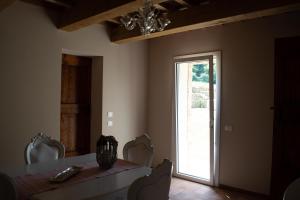 a dining room with a table and a sliding glass door at B&B Le Quattro Civette in Montefelcino