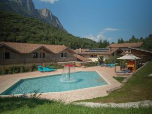 Bazén v ubytování RTA Hotel Le Vallene nebo v jeho okolí