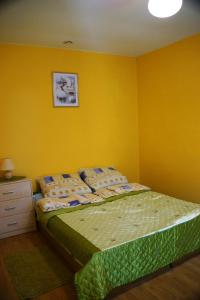 Tempat tidur dalam kamar di Wilcza Chata