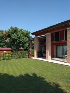 a house with a lawn in front of it at B&B Al Lauro in Asolo