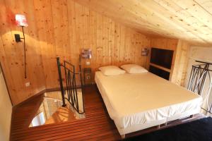 - une chambre avec un lit dans une pièce en bois dans l'établissement Les Appartements de la Victoire, Centre-ville, Possibilité Parking GRATUIT, à Bordeaux